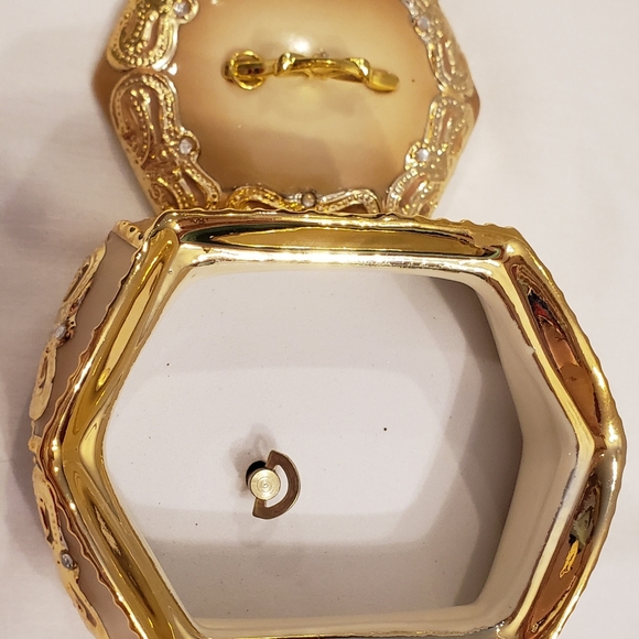 Bradford Exchange Granddaughter music box - Picture 3 of 4